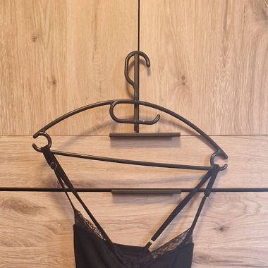 Robe noire moulante avec dentelle