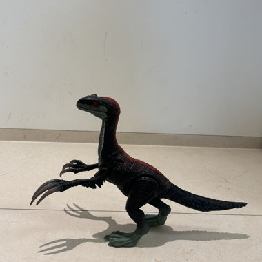 Dinosaurier-Spielfigur mit Krallen