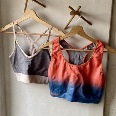 Set aus zwei schönen Sport-BHs