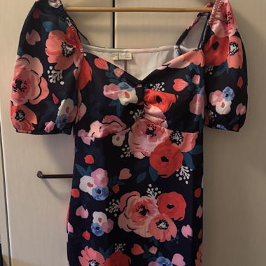 Vestito estivo da donna con stampa floreale allover