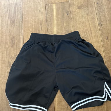 schwarze Basketballshorts