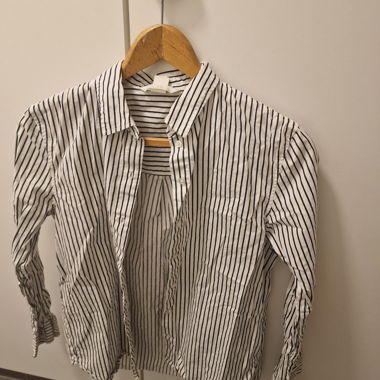 Camicia a righe bianche e nere