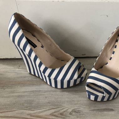 Peep Toe mit Keilabsatz