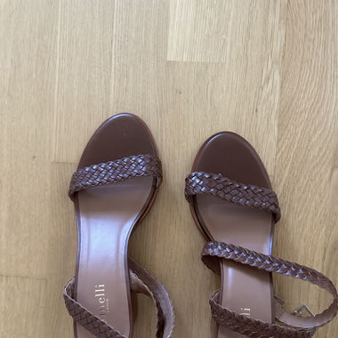 Absatzsandalen