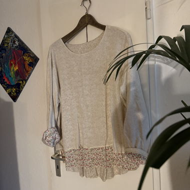 Beiger Pullover mit hübscher Fütterung