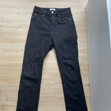 Black jeans with slit