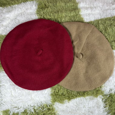 Basco in rosso e beige