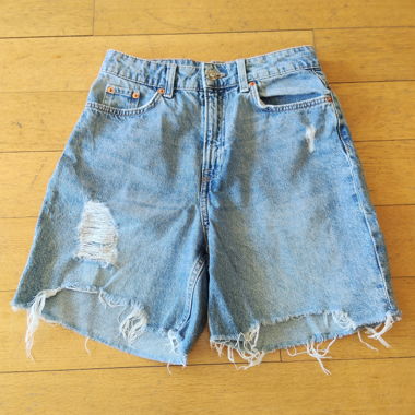 Short in denim strappato