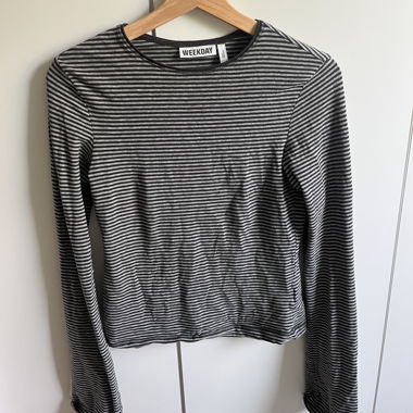 T-shirt a maniche lunghe a righe Weekday