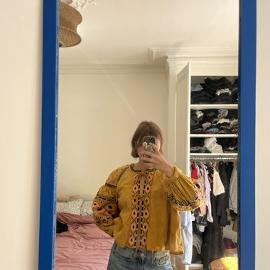 Gelbe leicht bestickte Jacke