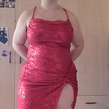 Rotes Paietten Kleid mit schlitz auf der Seite 