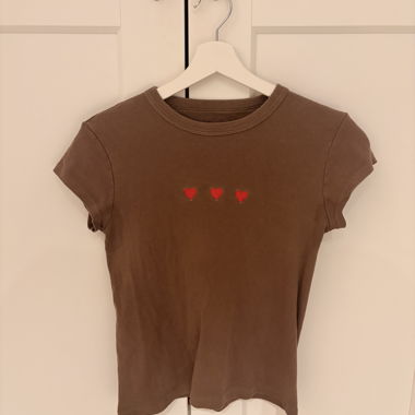 T-shirt marron avec broderie de coeur rouge