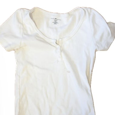 Weisses Kurzarm-T-Shirt mit Knopfleiste