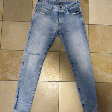 Jeans in hellem Denim
