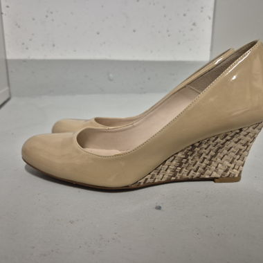 Glänzende Beige Wedges Gr. 38