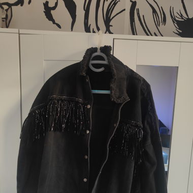 Schwarze jeansjacke mit Glitzer