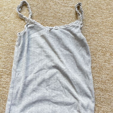 Haut en dentelle gris