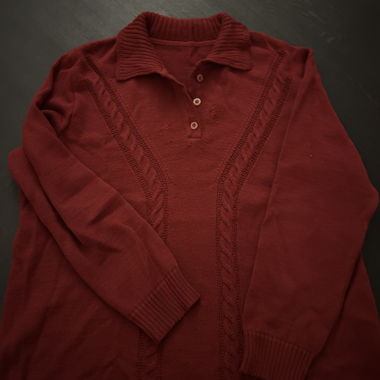 Mignon pull tricoté rouge
