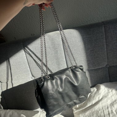 Sac bandoulière noir avec chaîne