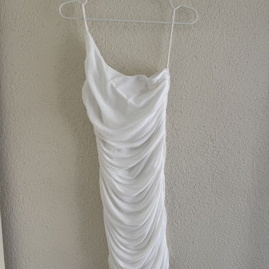 Robe blanche à une bretelle