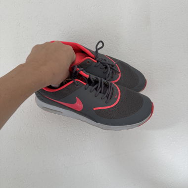 Baskets Nike gris et corail