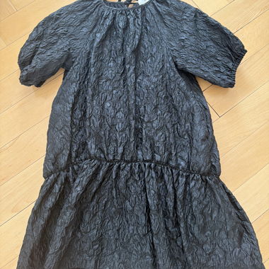 Schwarzes strukturiertes Kleid