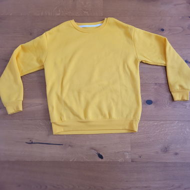 Maglione giallo materiale confortevole