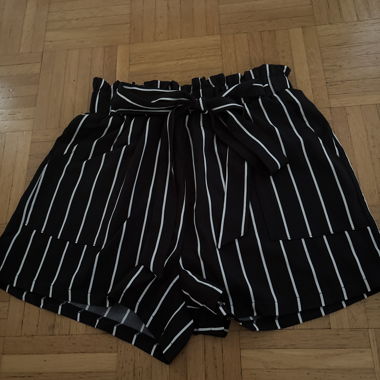 Shorts noirs à rayures