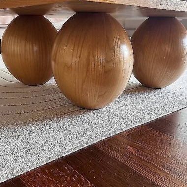 Table basse en bois avec pieds en forme de sphère