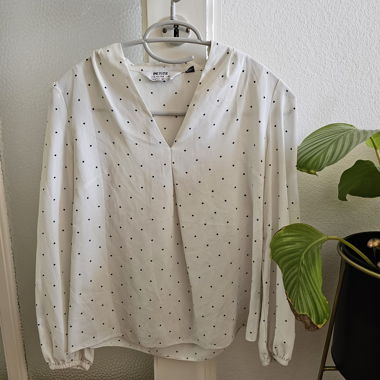 Blusa bianca a pois