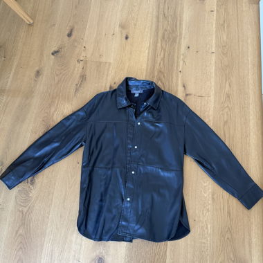 Schwarze Hemdjacke aus Kunstleder