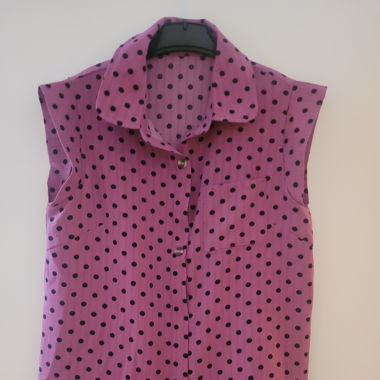 Top rosa a pois senza maniche
