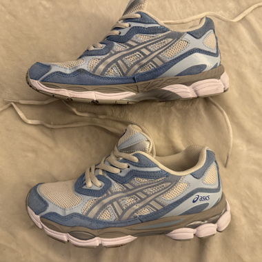 Asics Laufschuhe hellblau/creme