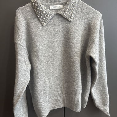 Grau­er Pullover mit Perlenkragen
