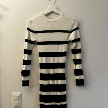 Vestito aderente a righe