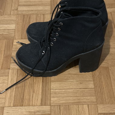 Stivale nero con tacco