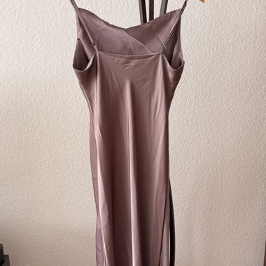 Robe longue en satin à fines bretelles