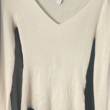 Maglione beige a coste con scollo a V