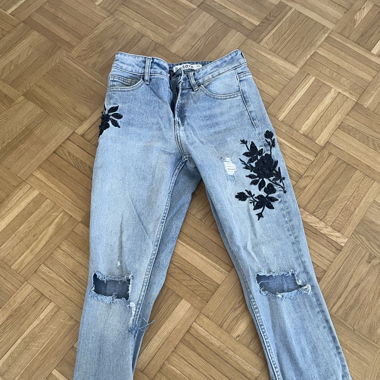 Jeans mit bestickten 