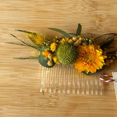 Trockenblumen Haarkamm grün gelb