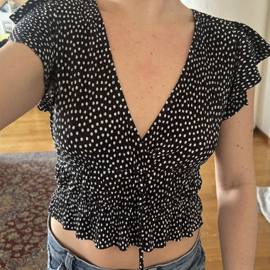 Top corto nero a pois bianchi
