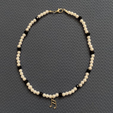 Collier de perles avec pendentif notes