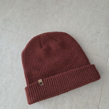 Cappellino di maglia bordeaux designer svizzero