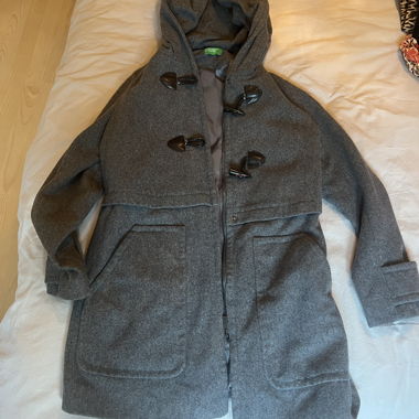 Cappotto grigio con cappuccio