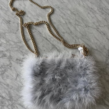 Clutch in piume azzurra chiara con catena