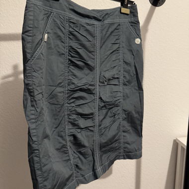 DARK SKIRT WITH ZIPPER