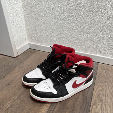 Jordans mid rot schwarz 
