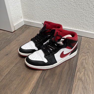 Jordans Mid rosso nero