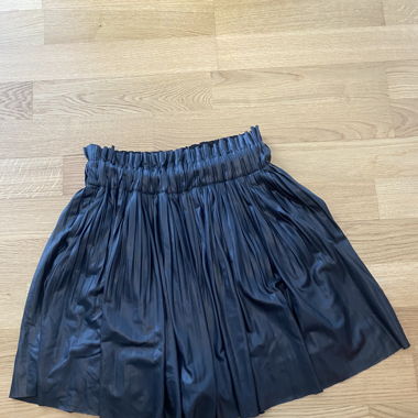 Lederjupe mit Falten und eingenähten Hosen/Schwarz