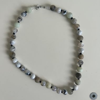Collier en pierres avec perles